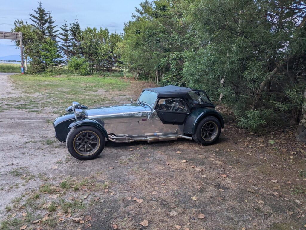 クリオネキャンプ場に停まっていたクラシックオープンカー