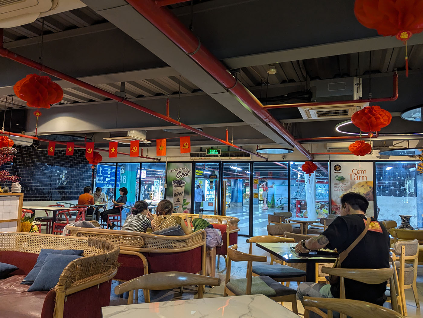 店内は意外と広くて落ち着いた雰囲気。赤い提灯と旗が印象的。