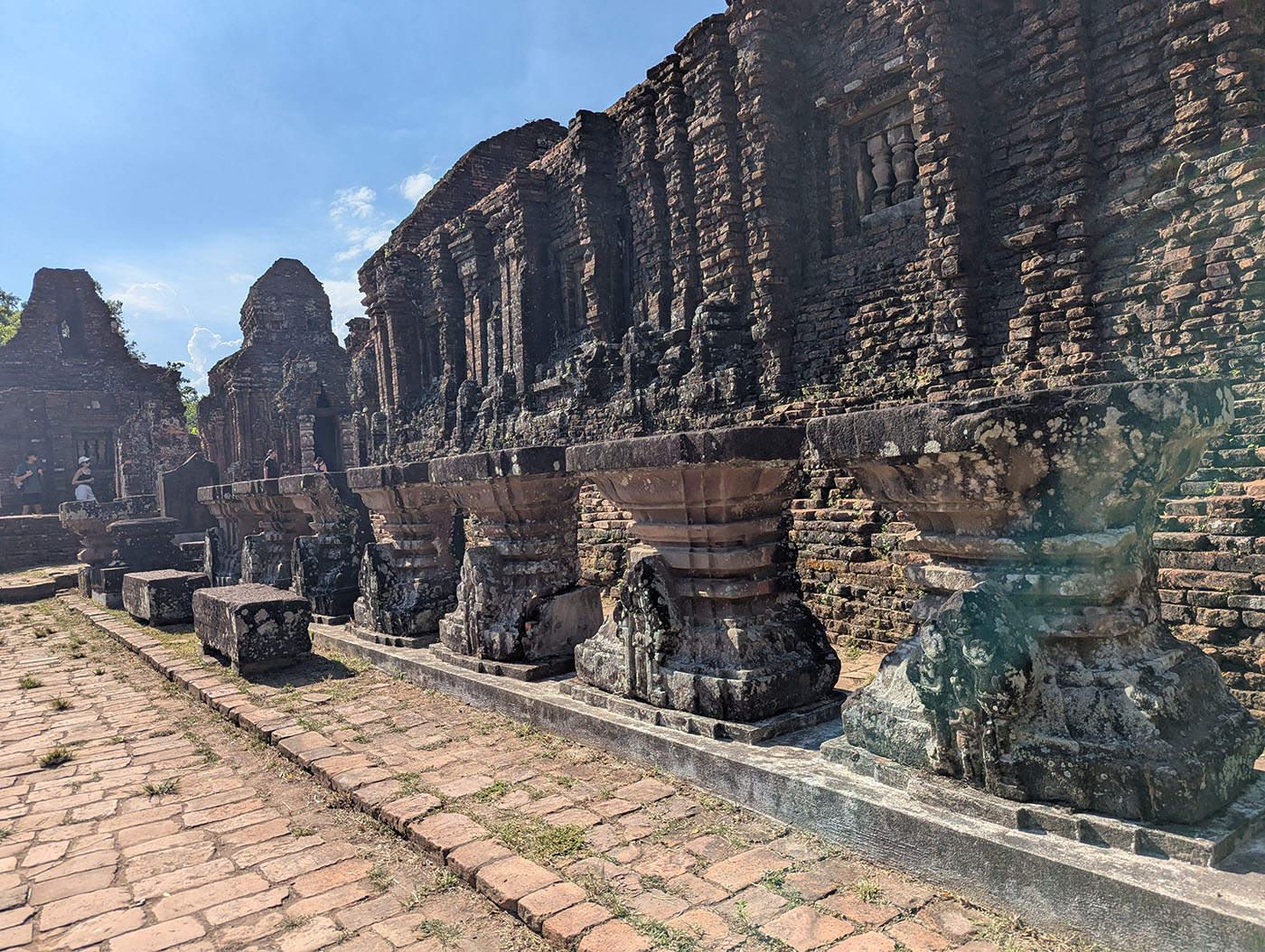 ミーソン遺跡の煉瓦造りの寺院跡と並ぶ石の基壇