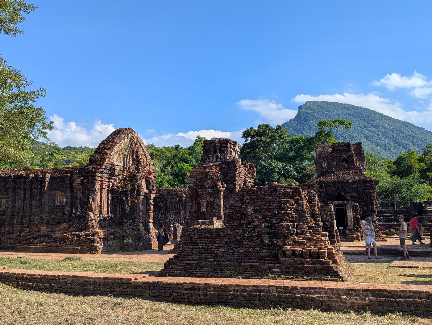 山を背景に佇むミーソン遺跡の赤レンガ寺院群