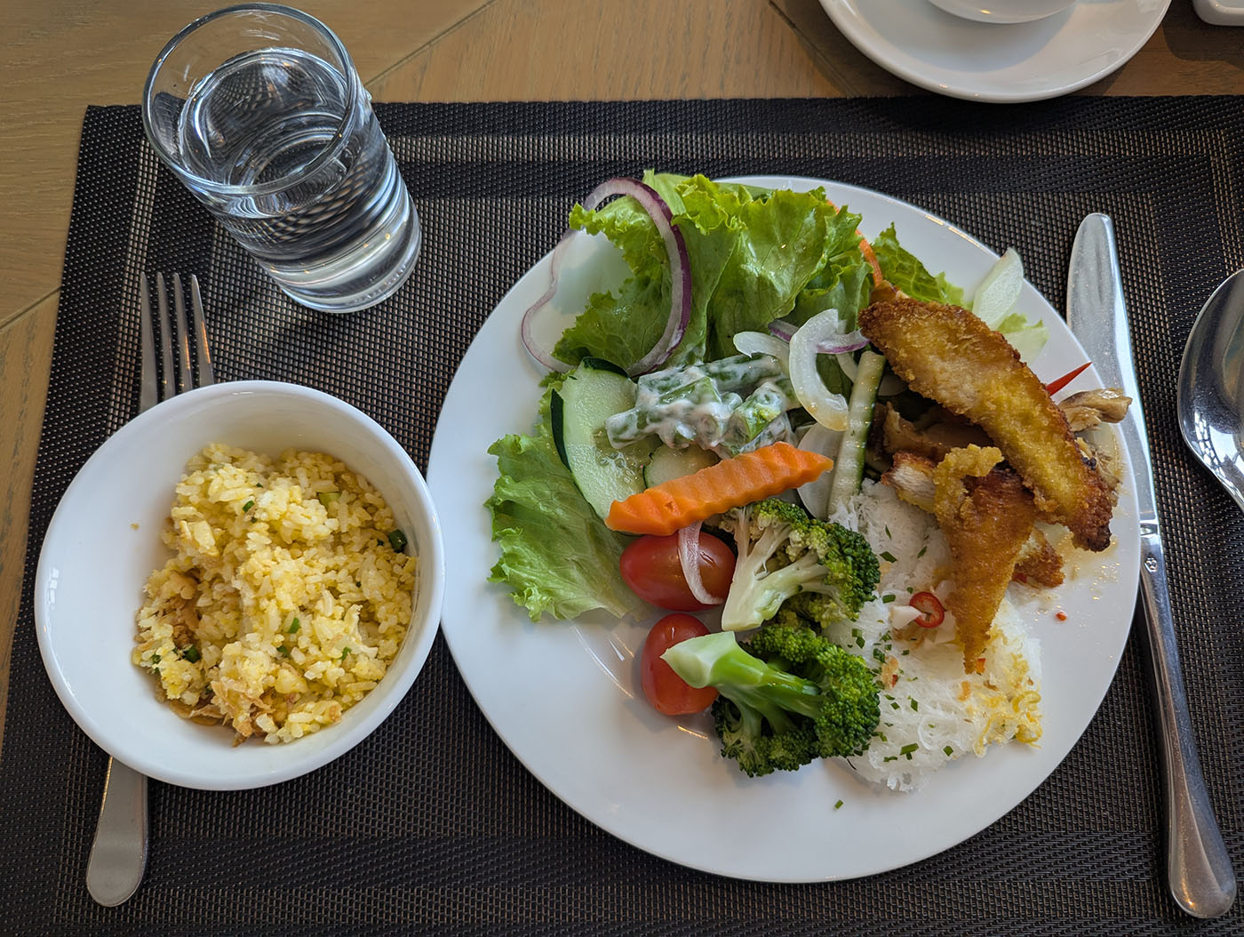 ホテルの朝食ビュッフェで盛りつけた野菜サラダと揚げ物、炒飯のプレート