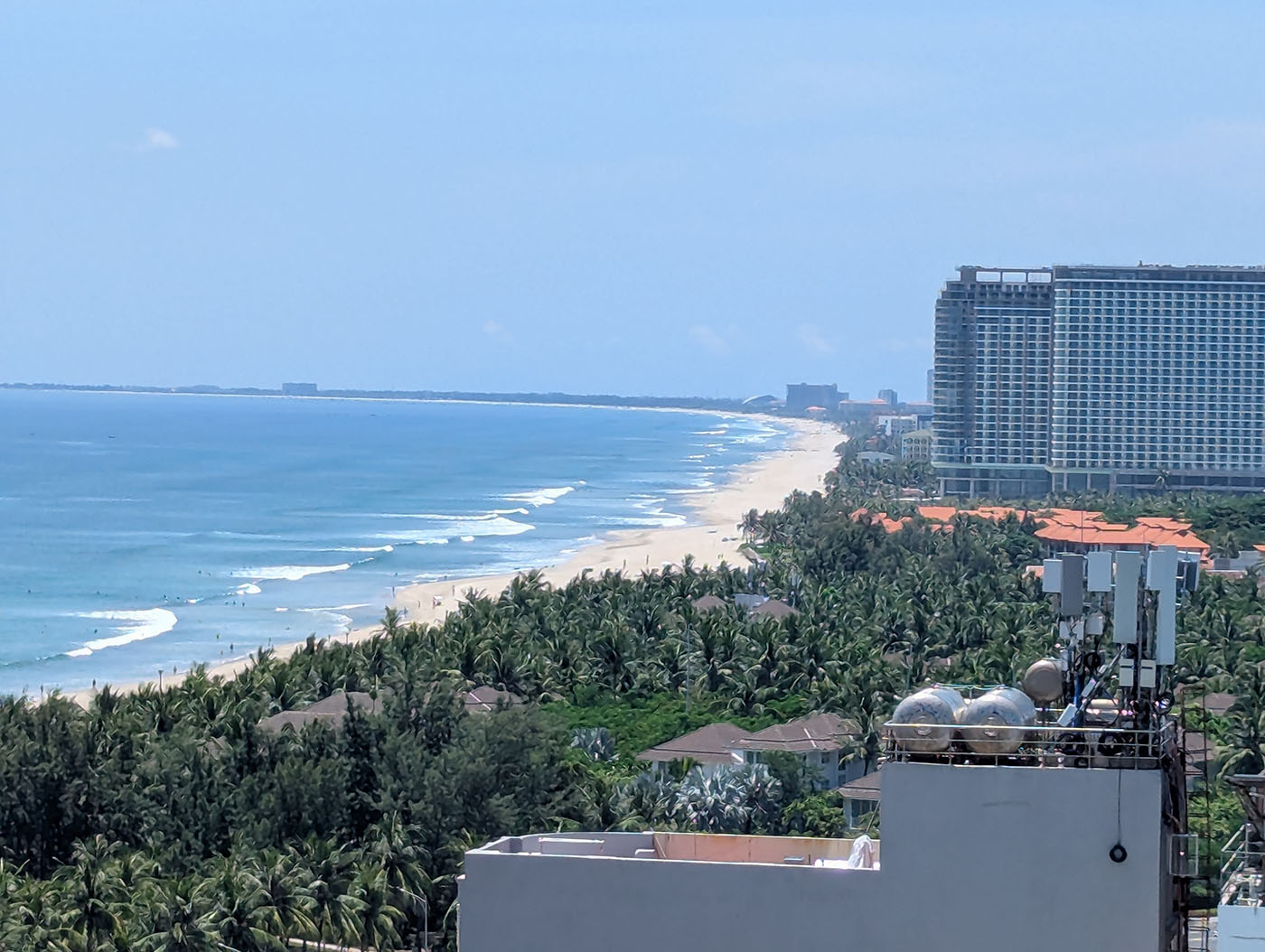 ホテルの高層階から眺めたミーケビーチの海岸線と大型ホテル群