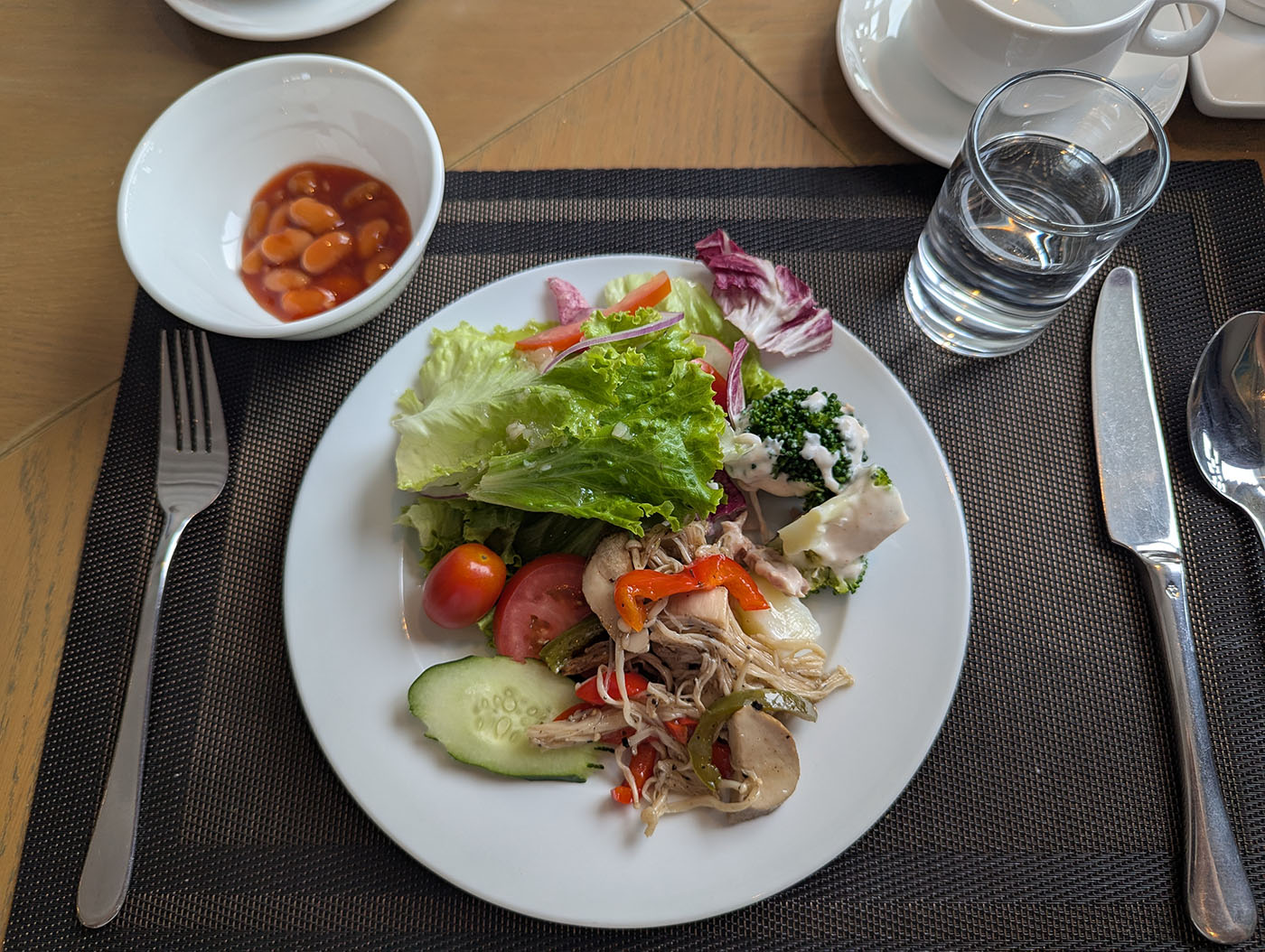 ホテルの朝食ビュッフェで盛りつけたサラダプレート。レタスやトマト、きのこ炒め、ブロッコリーなど彩り豊か。