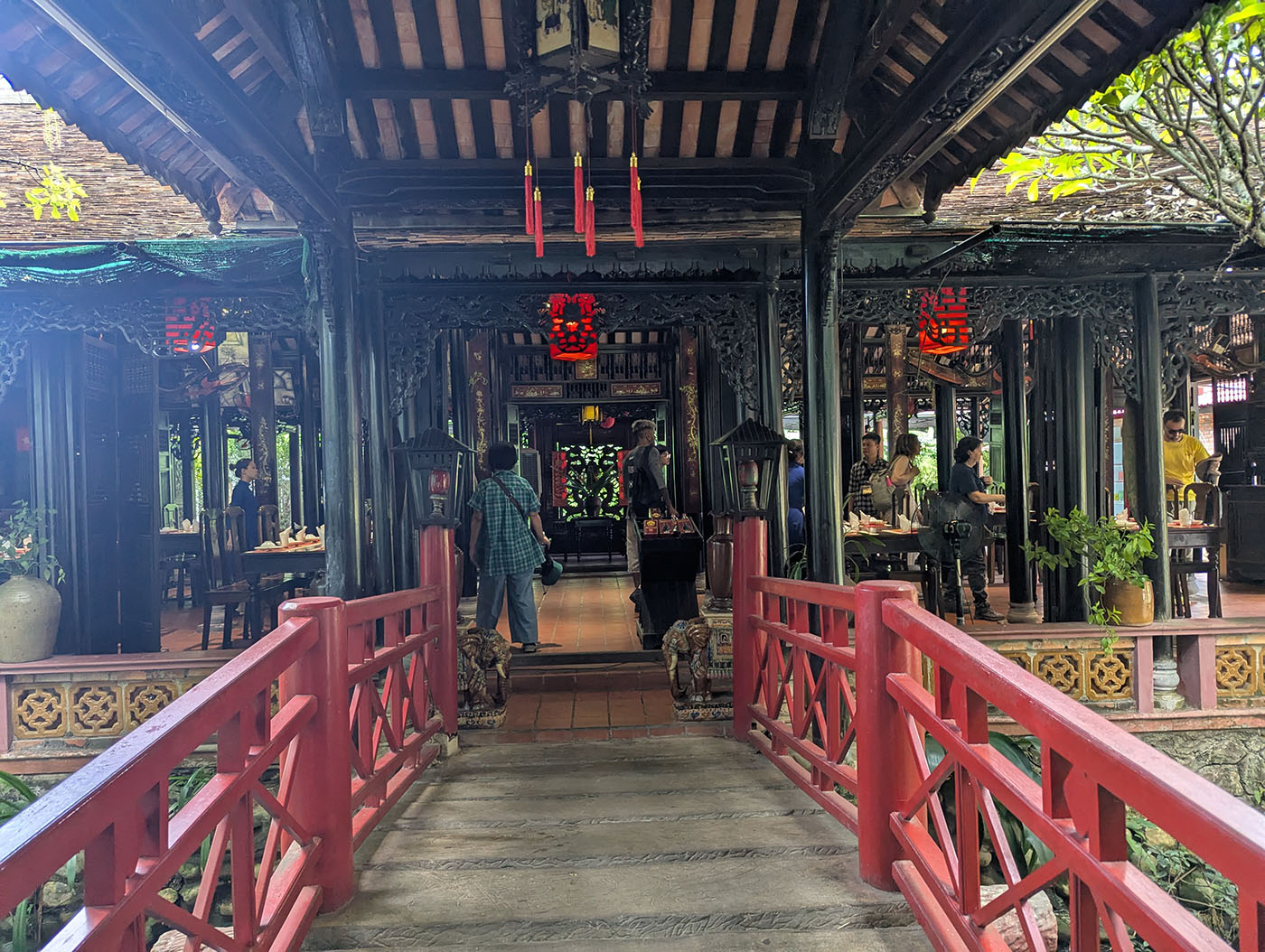 赤い橋を渡って店内へと続く、木造の伝統的な建築が印象的なレストランの入口