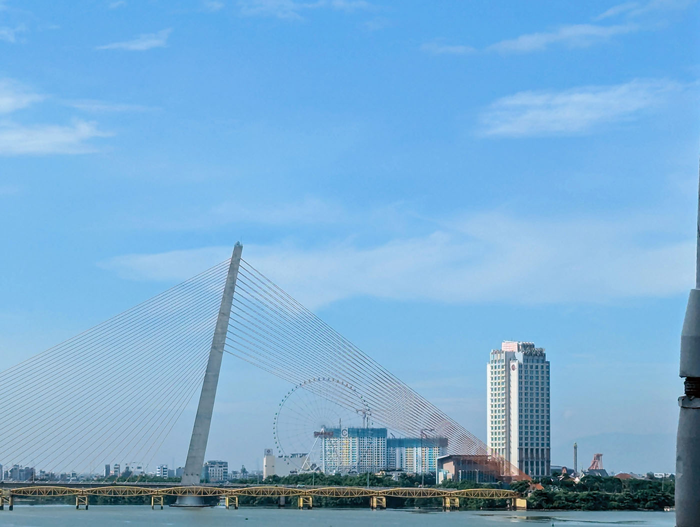 チャンティリー橋と観覧車が見えるダナン市街の青空風景