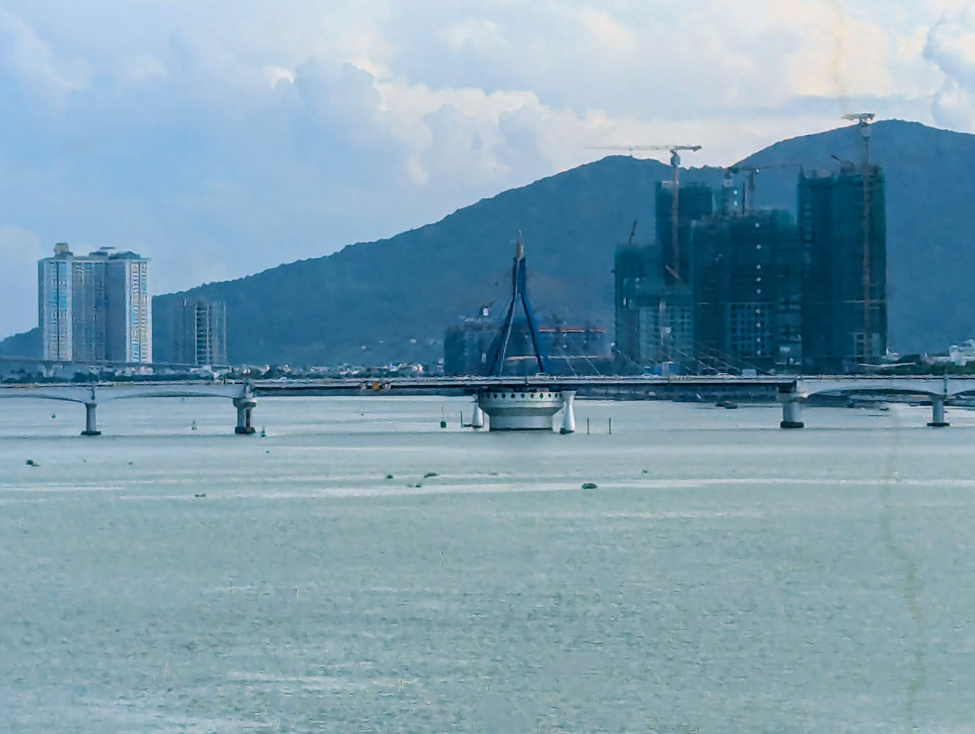 ダナンのハン橋（Cầu Sông Hàn）を遠景から望む。中央部分が回転する可動橋