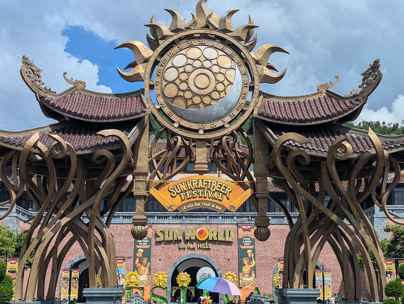 バーナーヒルズの入口ゲートと巨大な太陽のオブジェ