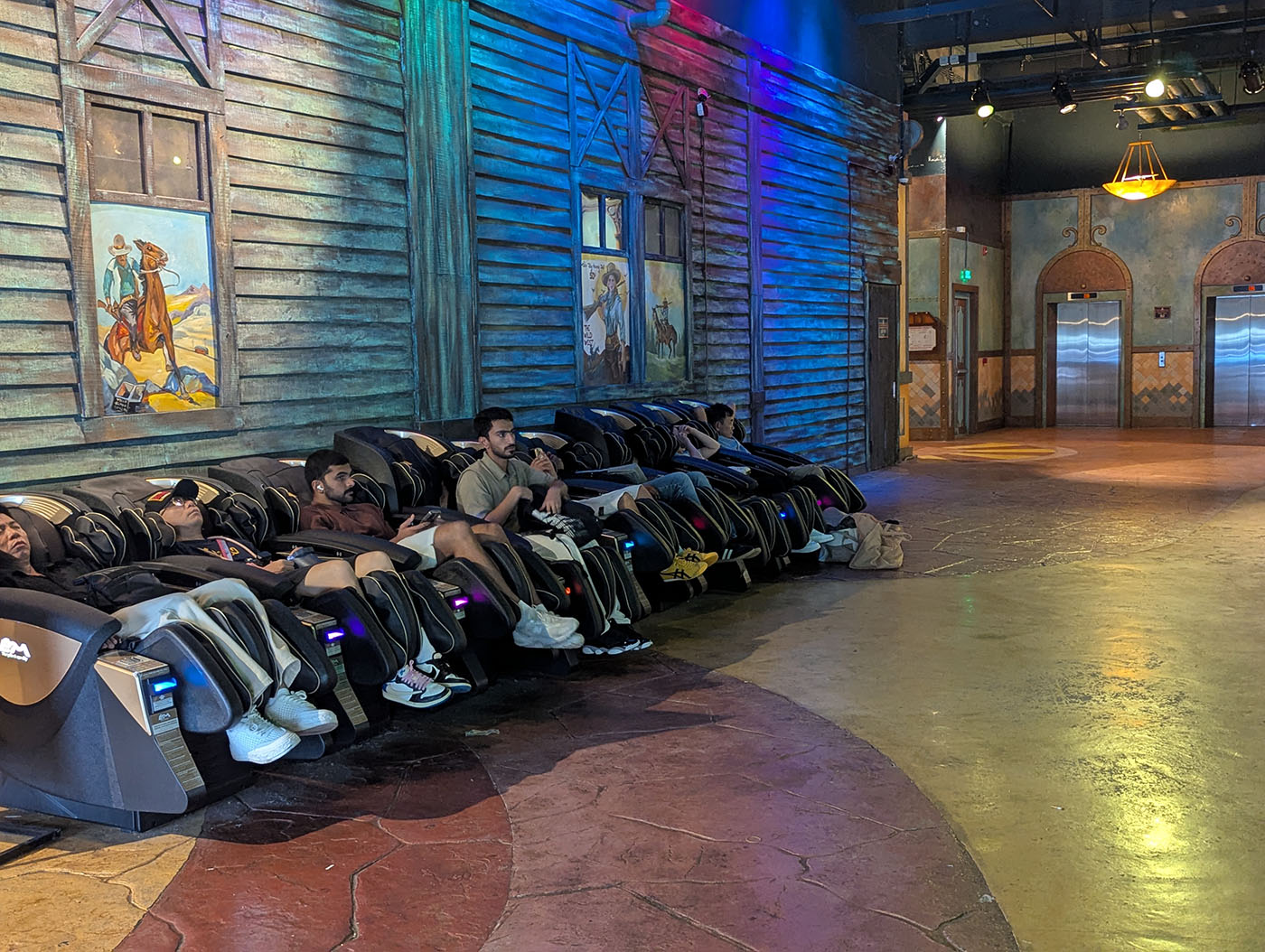 マッサージチェアーが並ぶ。満席。