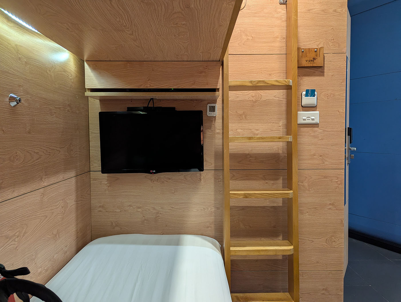 コンパクトながらベッドと電源、照明を備えたシンプルな宿泊スペースが並ぶ。