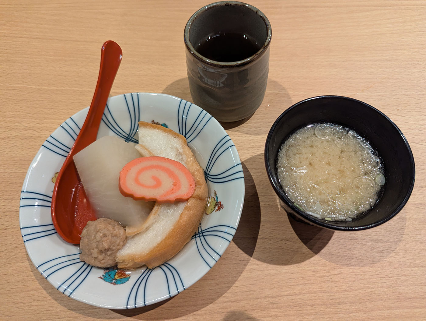 金沢・近江町市場の「市場屋」で提供されたミニおでんセット。大根、なると、ちくわ、つくねが上品に盛られ、味噌汁とお茶が添えられている。