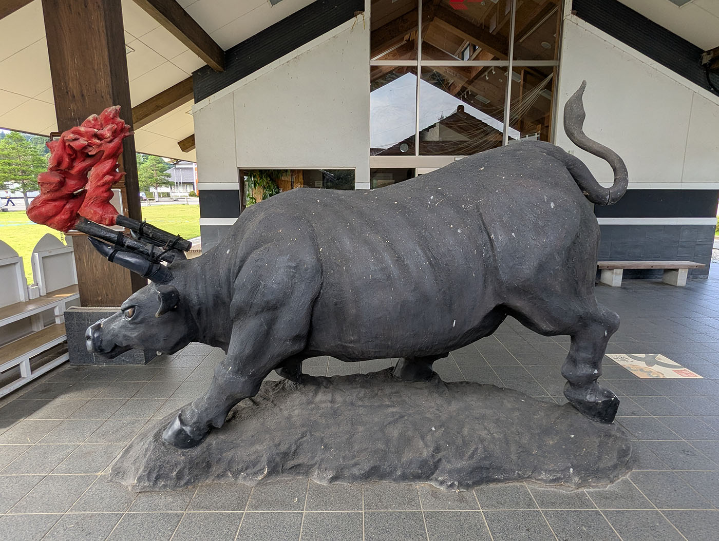 道の駅倶利伽羅塾のエントランスに設置された「火牛の計」の牛像。炎をまとった角を突き上げるように構える姿が迫力満点。