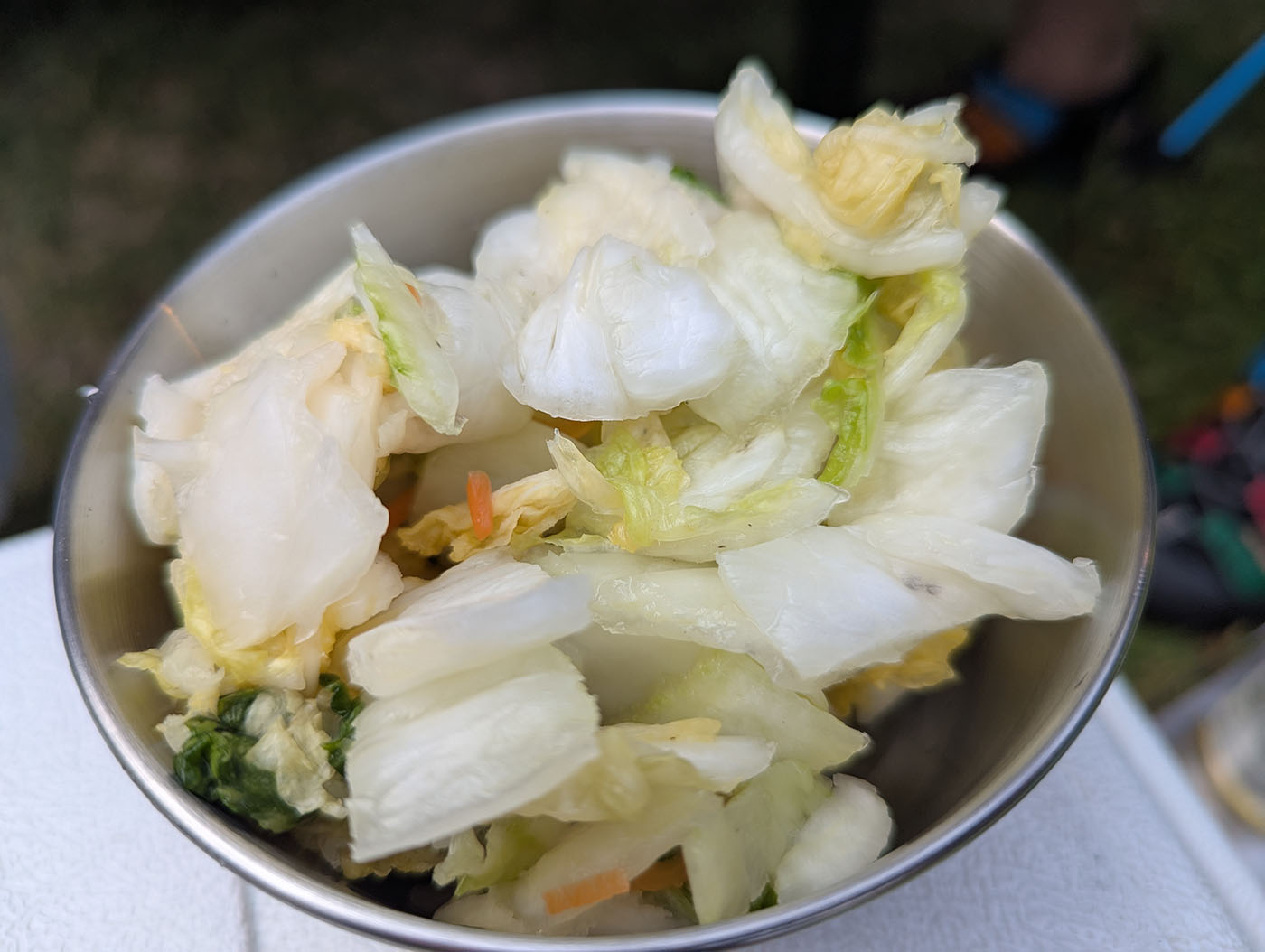 ステンレスの器に盛られた白菜の漬物。シャキッとした食感と自然な色味が涼しげ。
