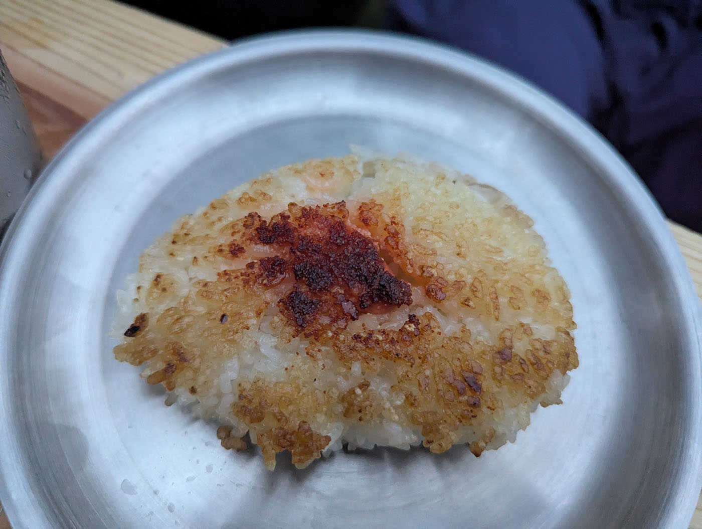 こんがりと焼き目のついた明太焼きおにぎり。香ばしい焦げ目とふっくらしたご飯粒が食欲をそそる。