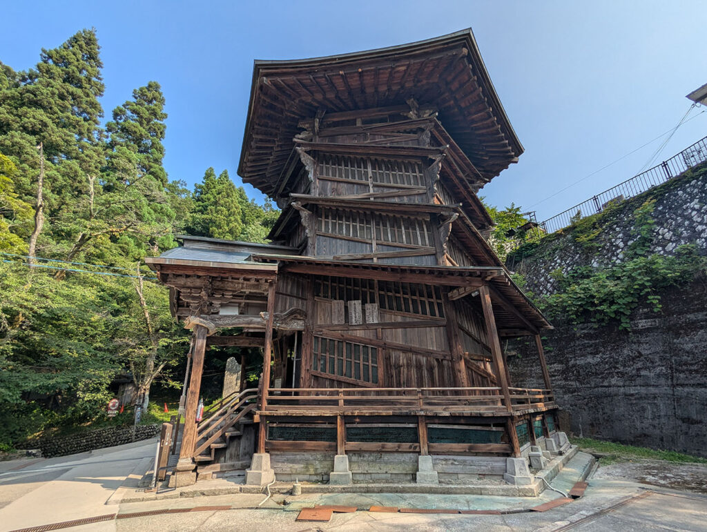 飯盛山の「さざえ堂」。二重螺旋構造を持つ独特な木造建築。