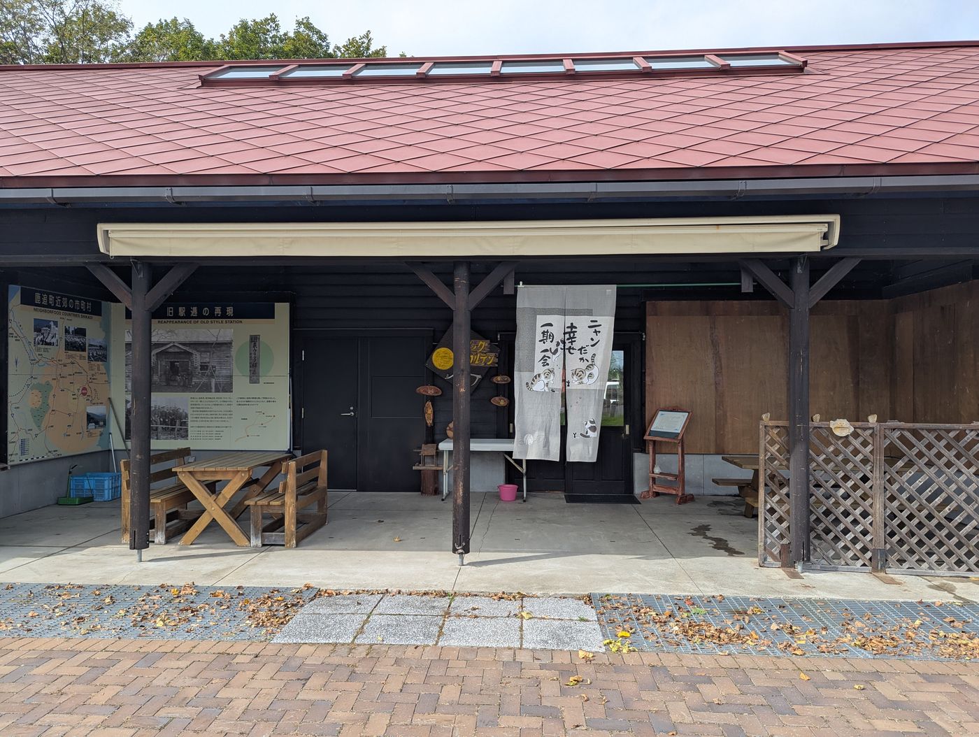 「鹿追発祥の地」と掲げられた小さな店「クックカルテン」の外観