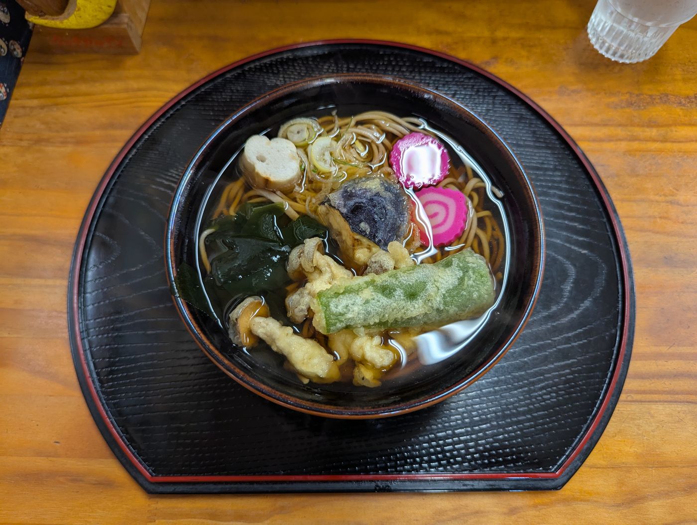 クックカルテンで食べた、なすやピーマンの天ぷら、わかめ、なると、ねぎがのったやさい天そば