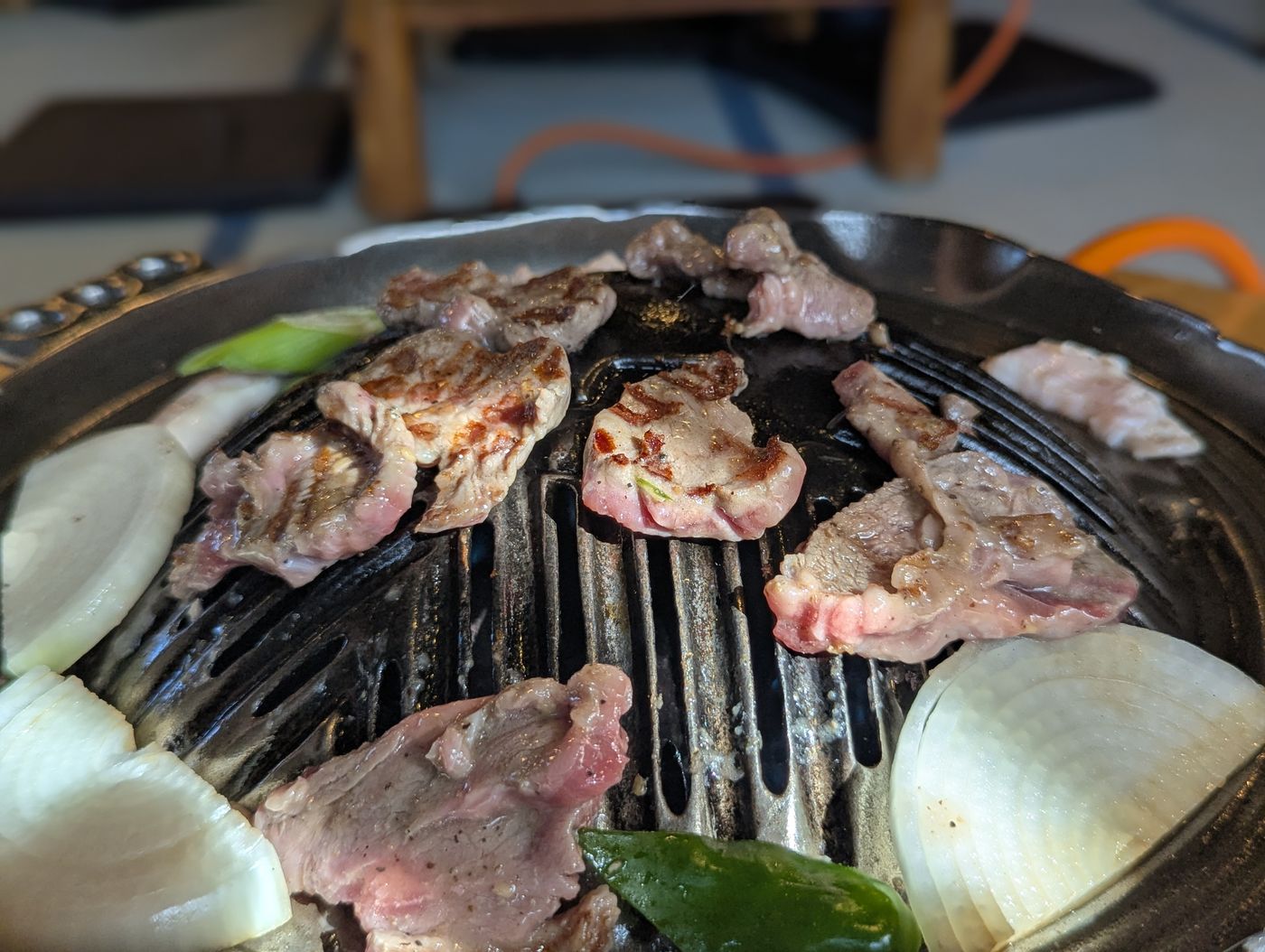 鉄板で焼かれるジンギスカンの肉
