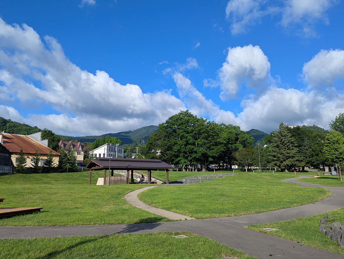 糠平温泉郷の温泉公園。青空と芝生が広がる静かな朝の風景