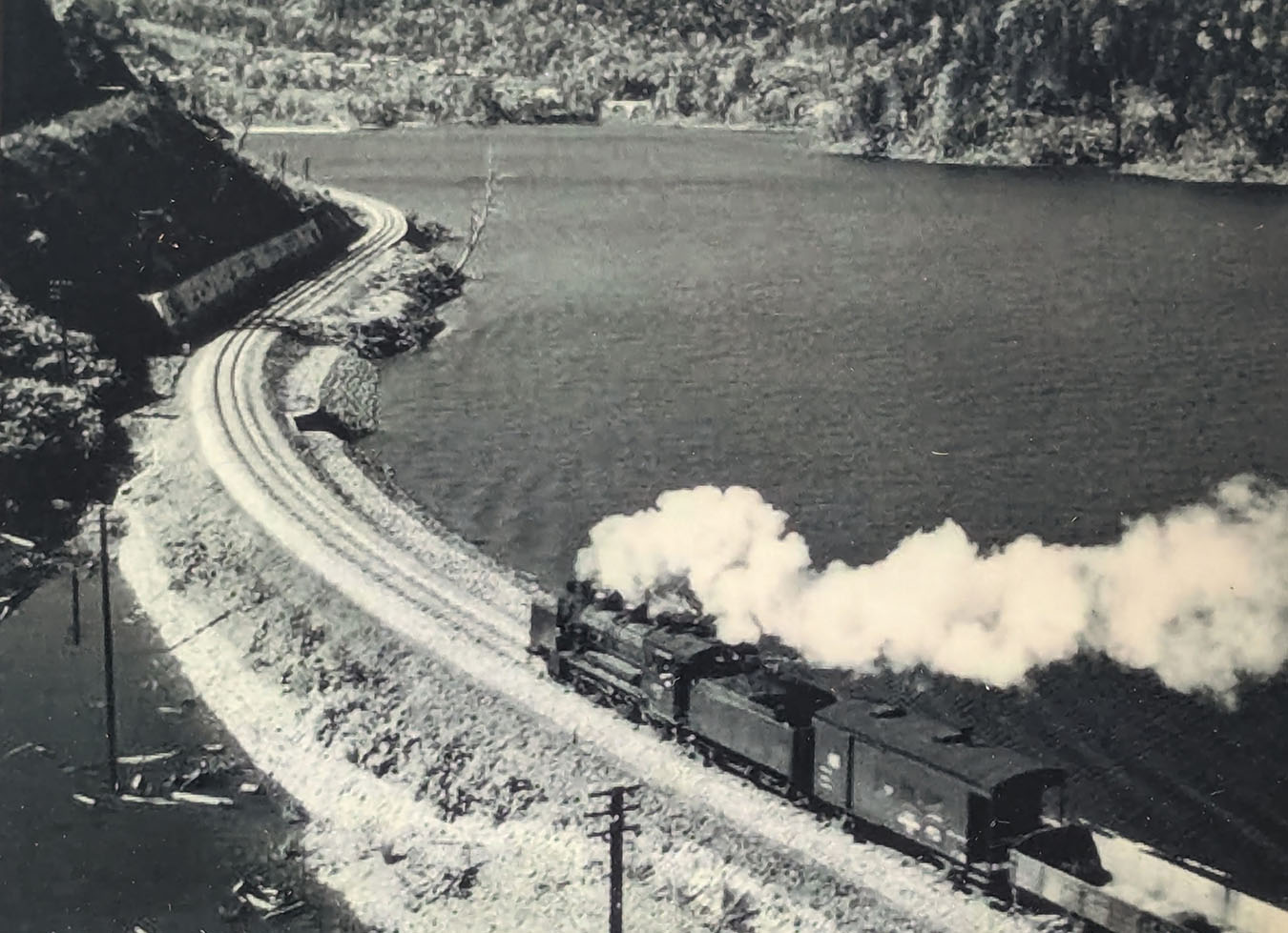 蒸気機関車が糠平湖を横断する士幌線のカーブを走行中の様子