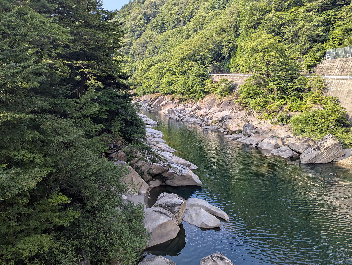 長野県南木曽町、木曽の桟から見下ろす木曽川。岩肌が連なる渓谷を緑の木々が包み、穏やかな流れが陽光を映している。