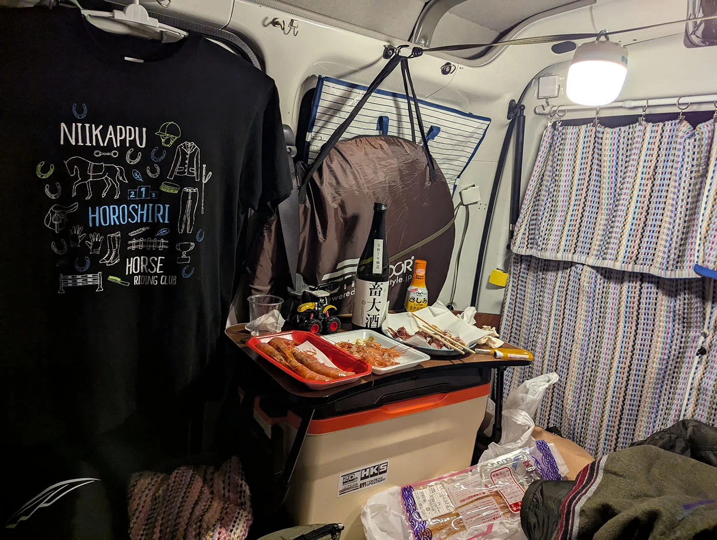 居酒屋車中泊の車内。