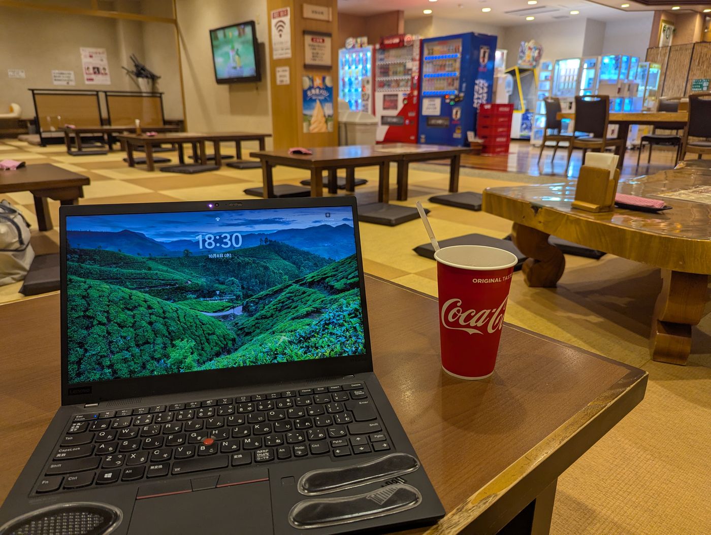 北海道帯広の温泉施設「やよい乃湯」の休憩所で、ノートPCを広げてノマドワークをする様子