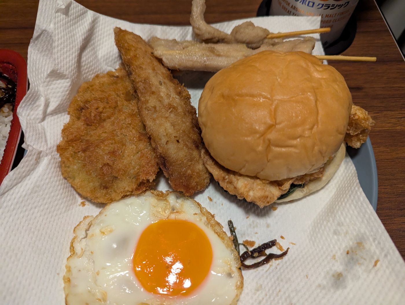 道の駅おとふけでの居酒屋車中泊。チキンチーズバーガー、揚げ物、目玉焼きが並ぶ軽バン車内の晩酌セット