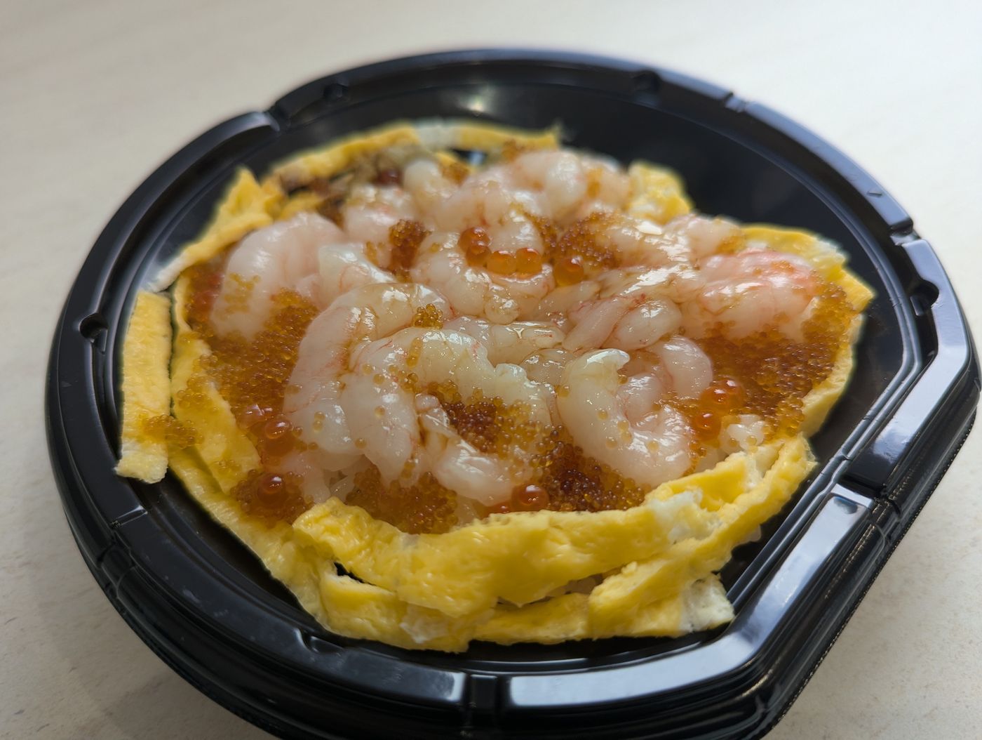 ダイイチで買った甘エビ丼。錦糸卵の上に甘エビといくらがのっている