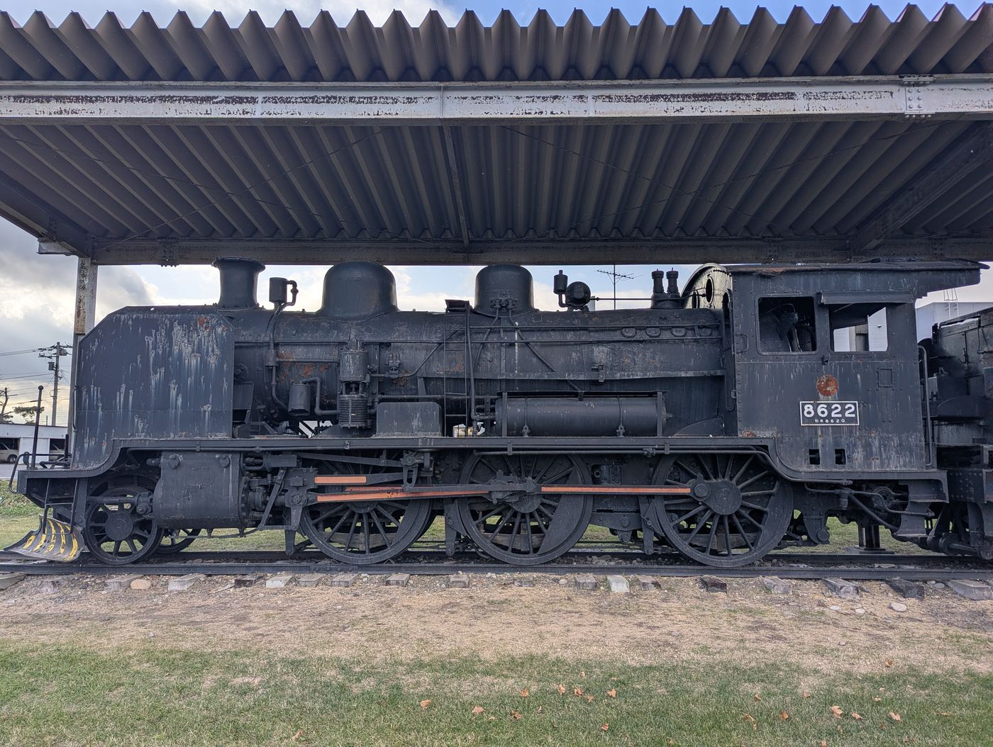 鹿追町に保存されている蒸気機関車8622号の側面全景。屋根付きの展示スペースに据えられている