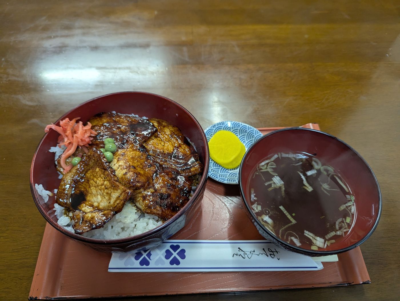鹿追の食堂ですぽっとの豚丼と味噌汁、漬物が並んだ定食の膳