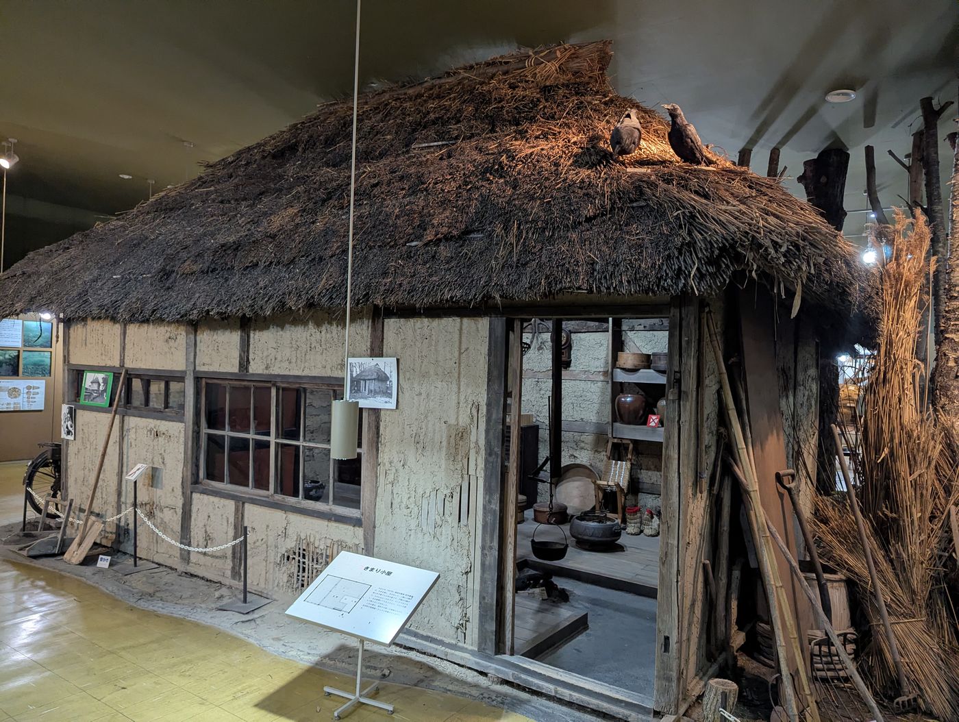 幕別ふるさと館に展示されている開拓時代の「きまま小屋」の外観。草葺き屋根と土壁の小さな住居。