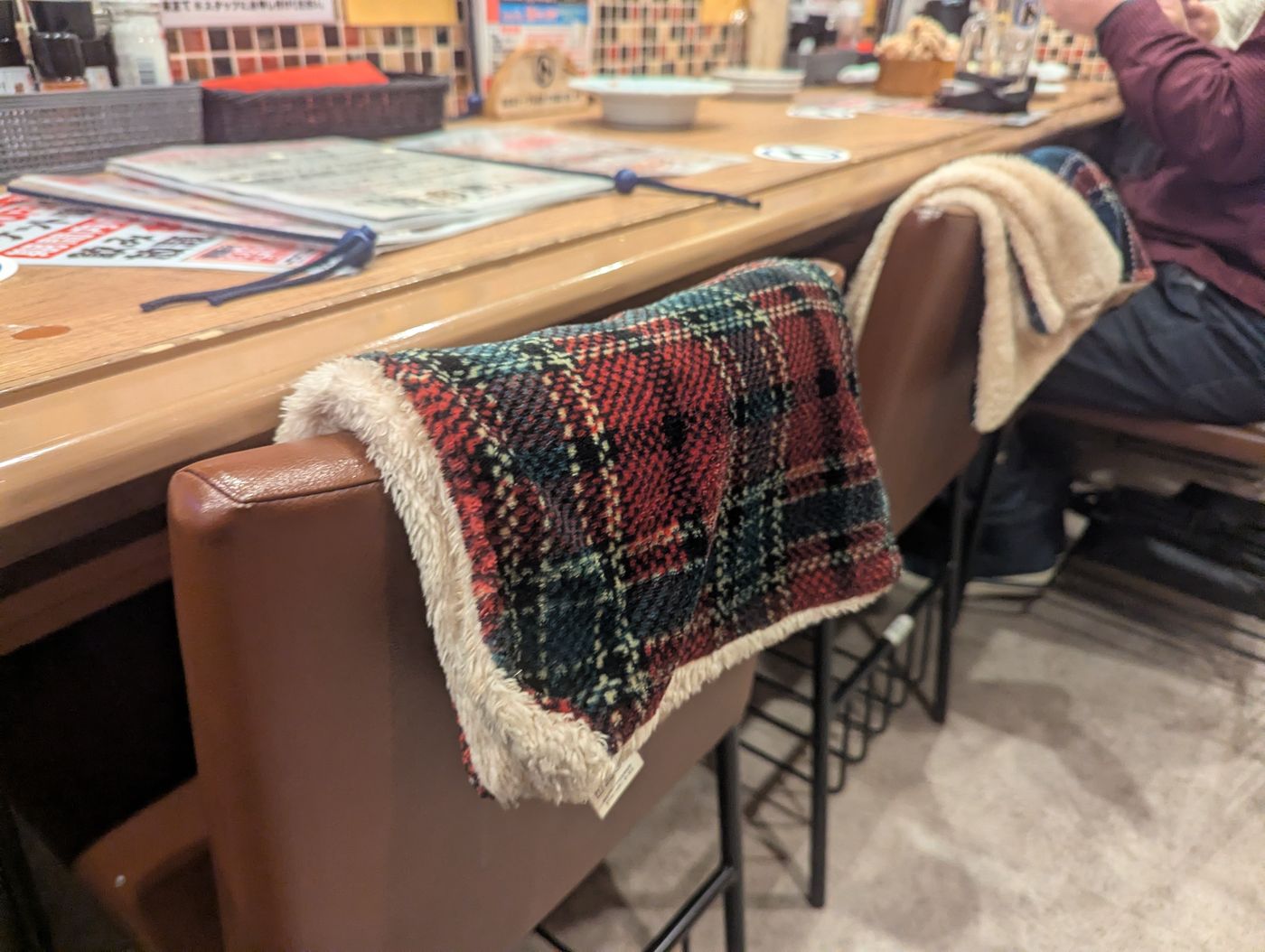 カウンターの前席に毛布がかけてあった。