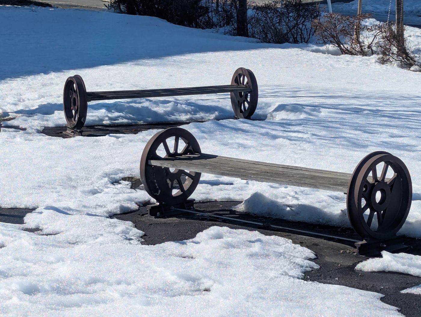 公園の車輪でできたベンチ。この横の道で足元がぐちゃぐちゃになる。