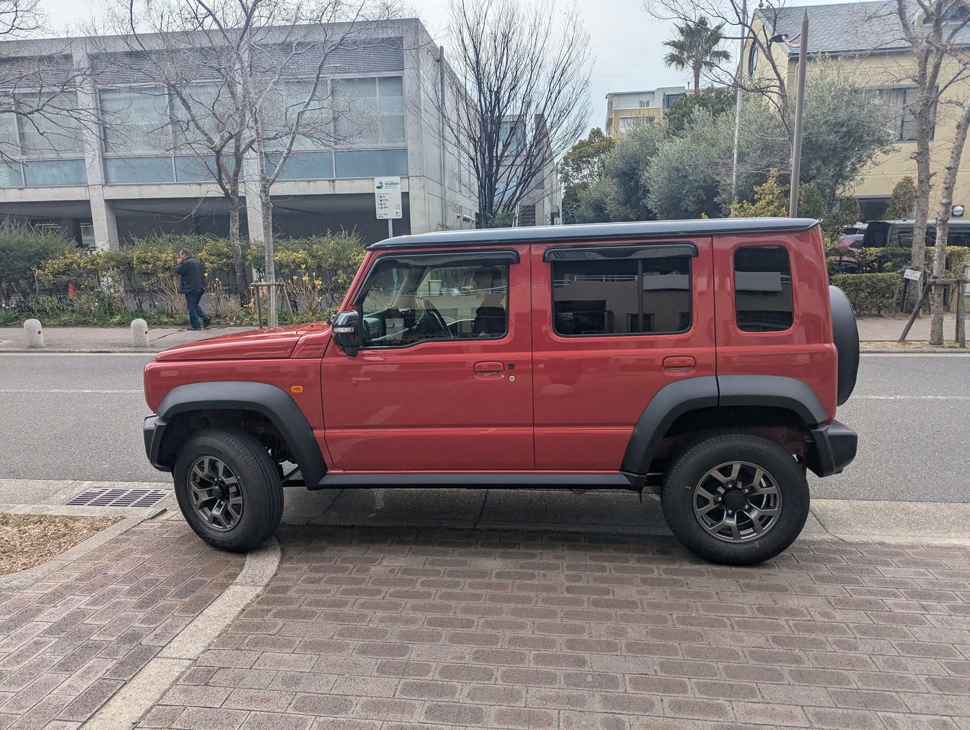 横から見たジムニーノマド。赤と黒のツートンがいいね