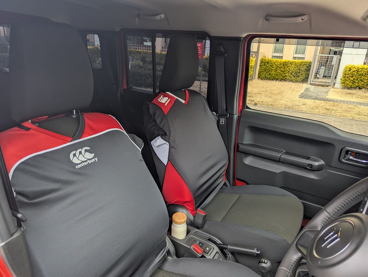 シートのファブリックの擦れでダメージを与えないようにラグビージャージをカバー替わりに使う。