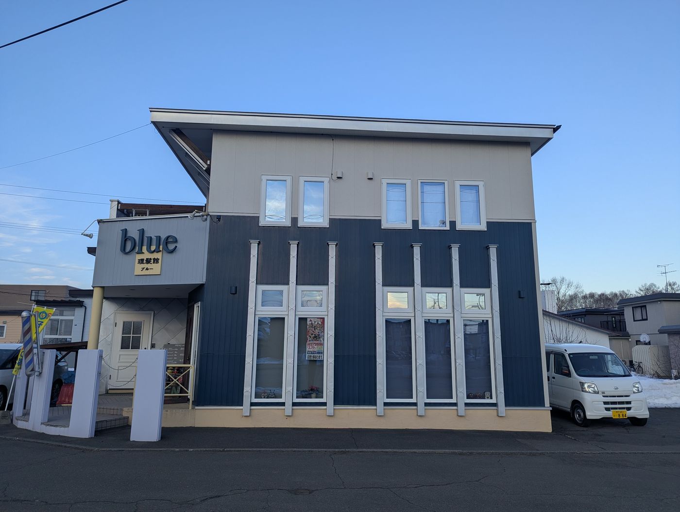 帯広の理髪館ブルーの外観。北海道最終日の朝、出発前の拠点となった建物