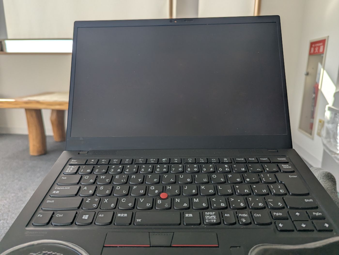 温泉施設の休憩スペースで開いたノートパソコン。洗濯待ちの間に仕事をしている様子