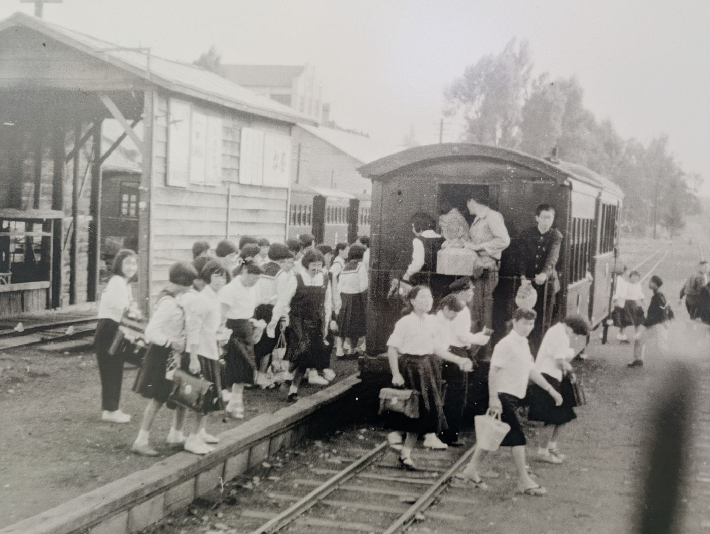 帯広ビート資料館に展示されていた、学生たちが小さな列車から降りる昔のモノクロ写真