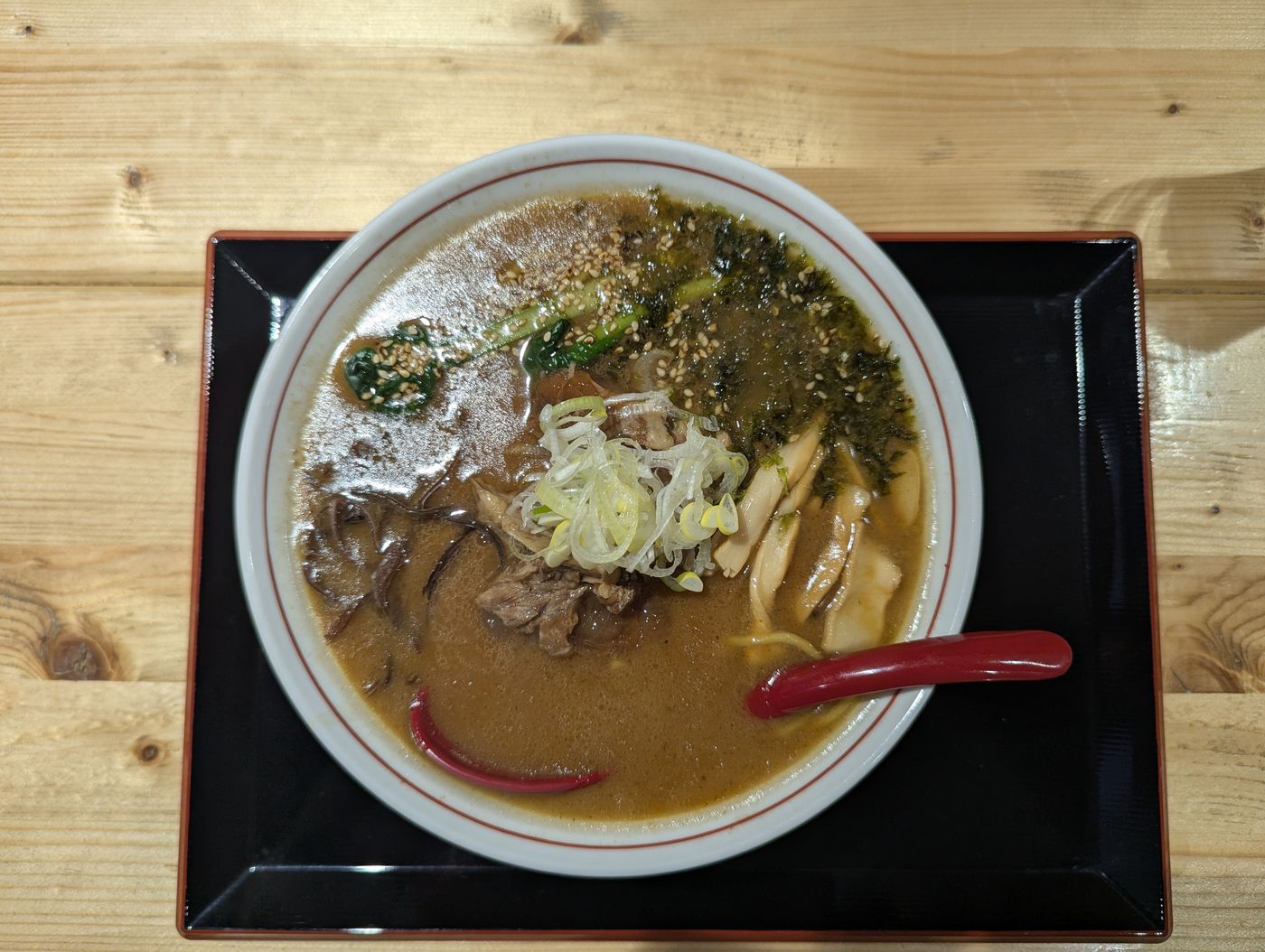 帯広の「わ〜るど」で食べたパイカラーメン。具材がのった熱いスープの一杯を真上から見た写真