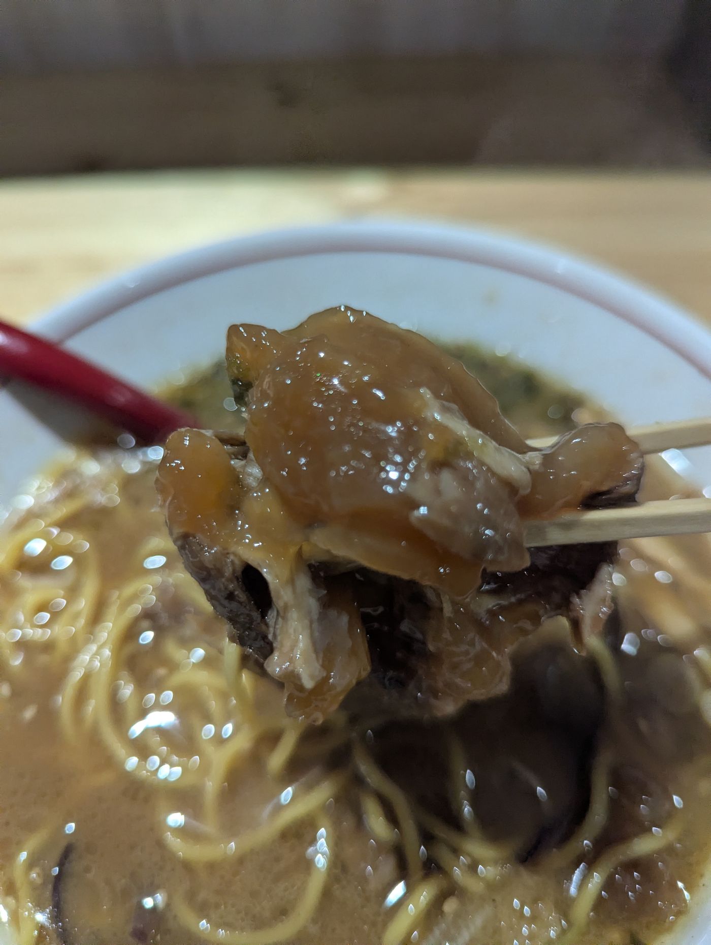 このトロ肉がたまらんパイカラーメン