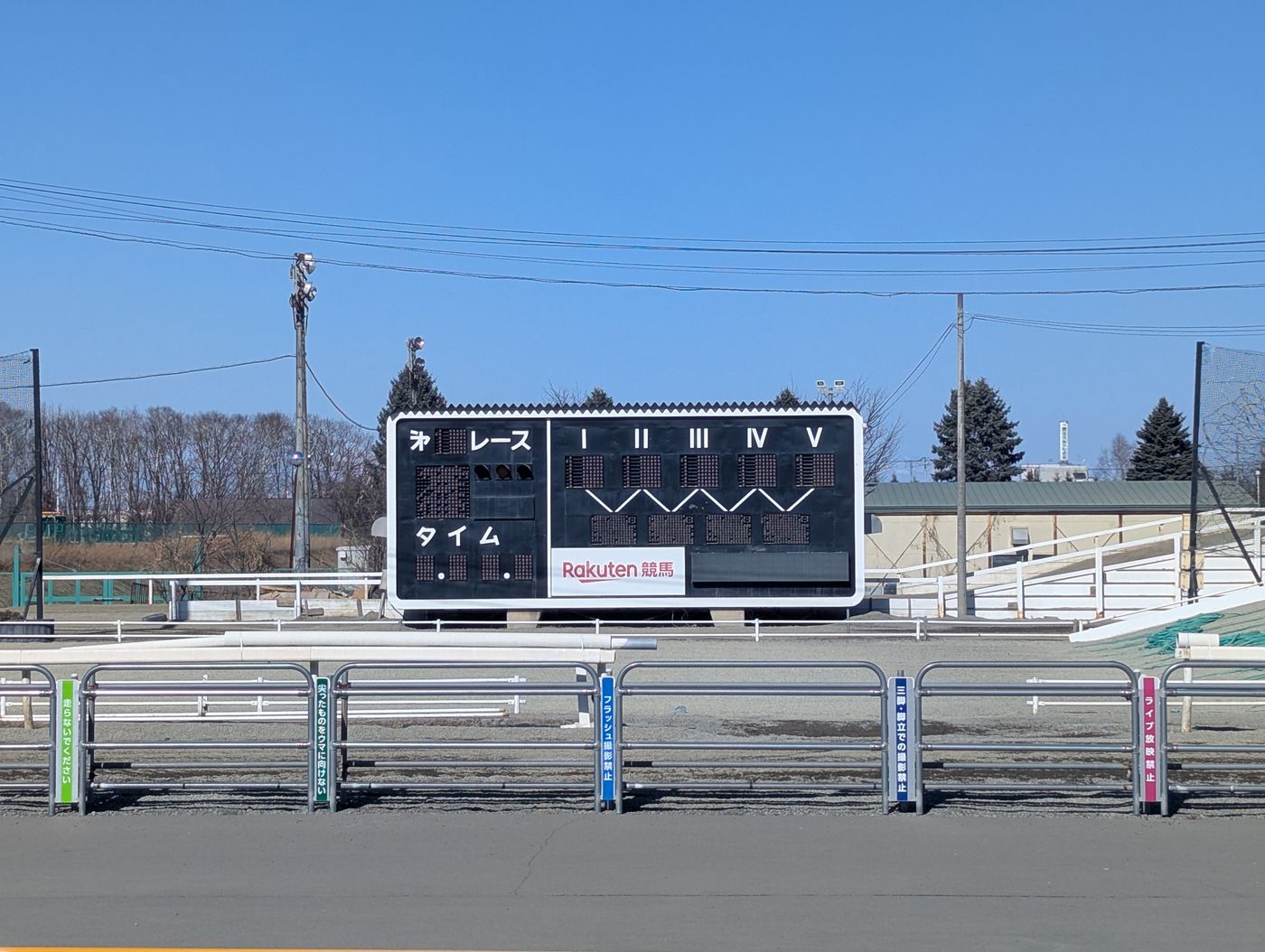 レースのないばんえい競馬場のコースと、無人のまま立つ大型のレース掲示板