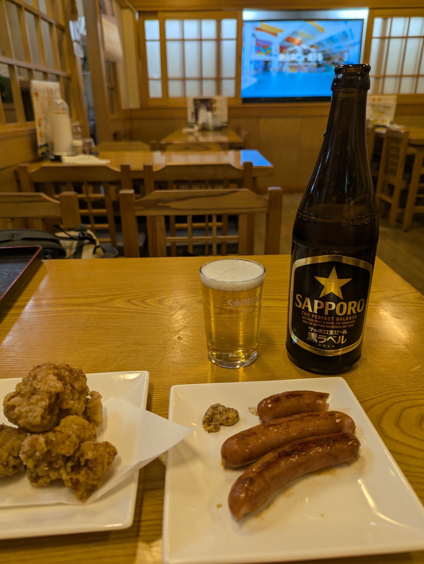 瓶ビールと唐揚げと粗挽きソーセージ