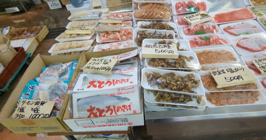 生鮮市場の中の商品群