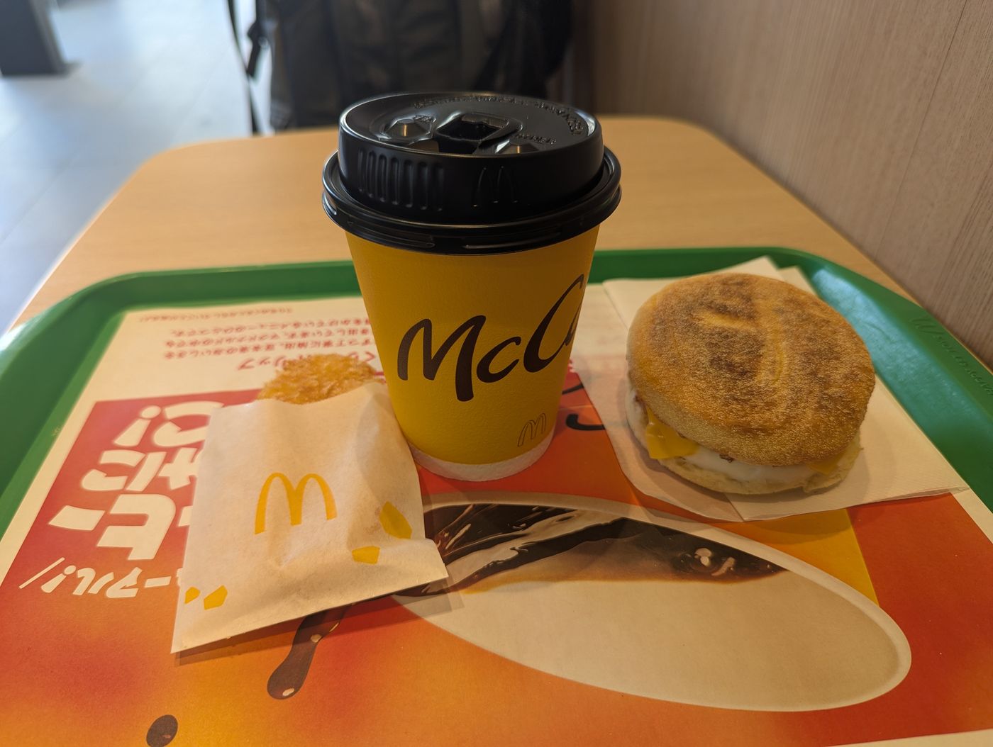 西宮の朝マックでハッシュドポテトとコーヒー、ソーセージエッグマフィン