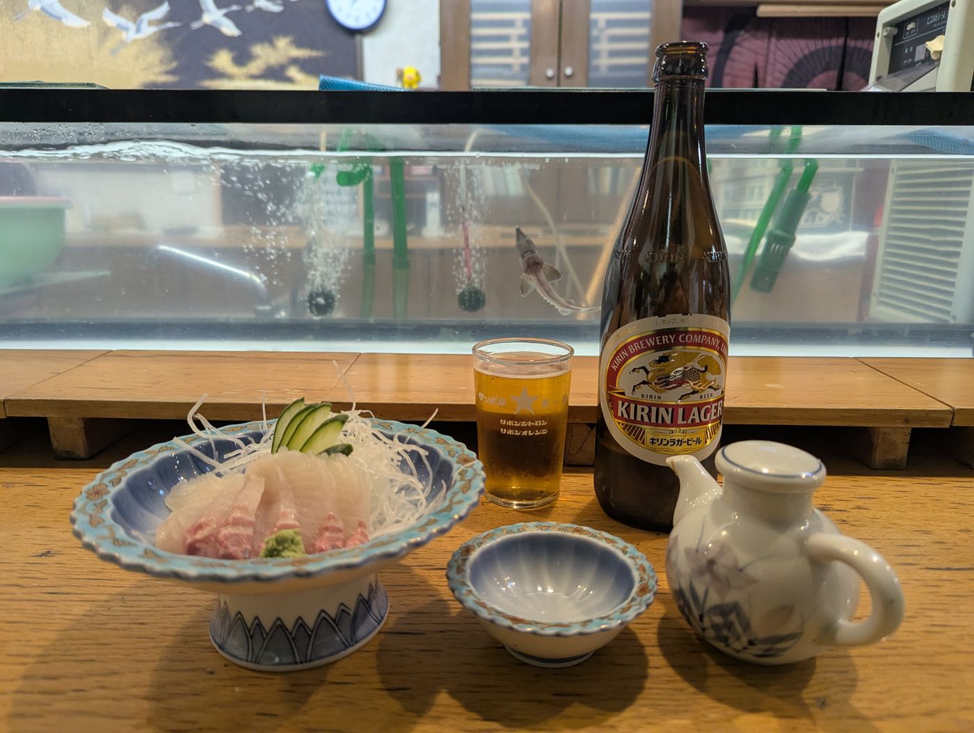 チョウザメの刺身とビール。
チョウザメが泳ぐカウンター。