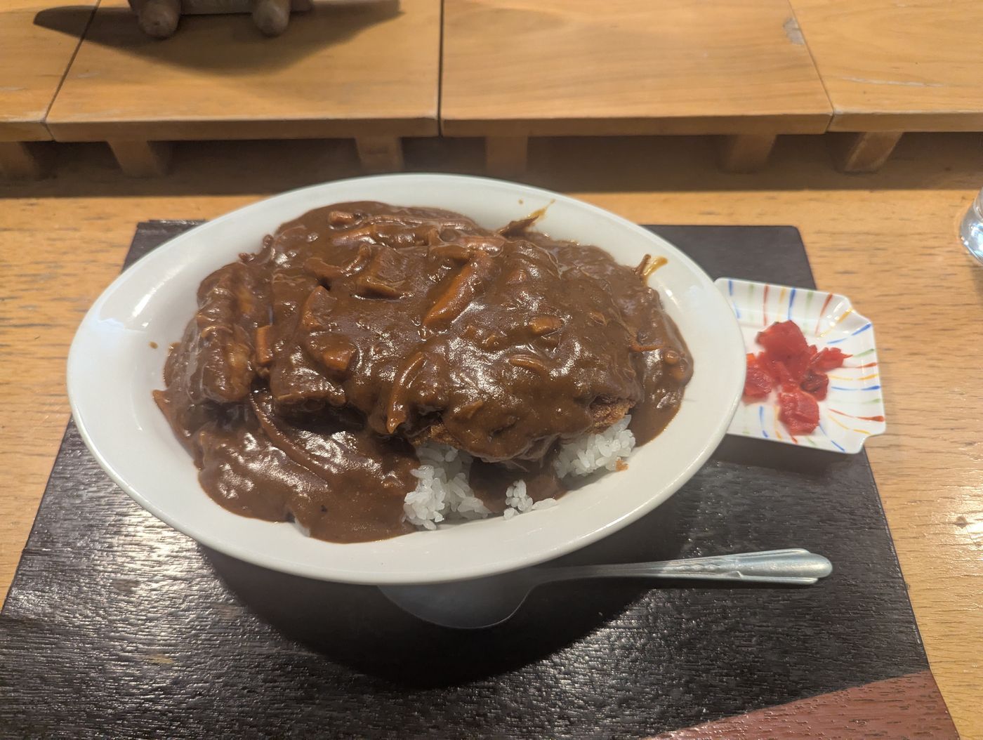 びっくり寿司の肉厚カツカレー