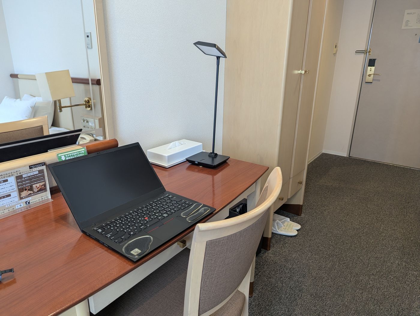 ホテルの部屋で仕事をする