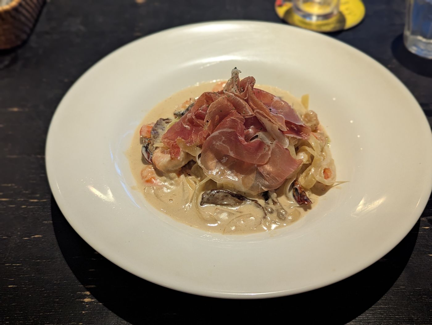 タリアッテレ。ホワイトソースに、ポルチーニ茸と生ハム、海老