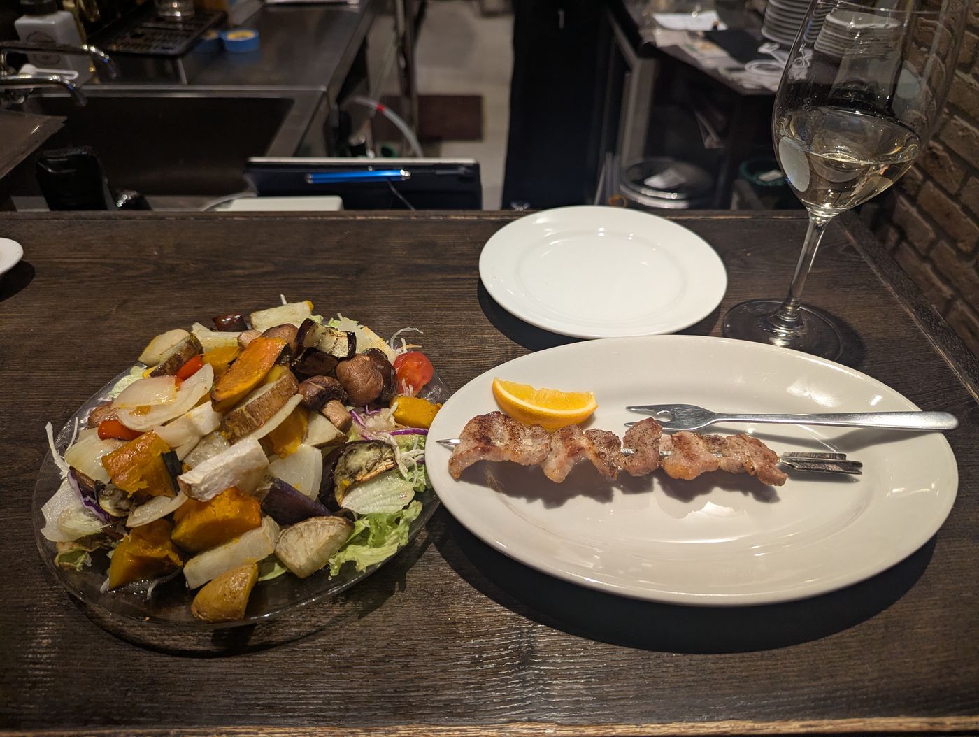 泥豚の肩肉串焼きと野菜サラダ