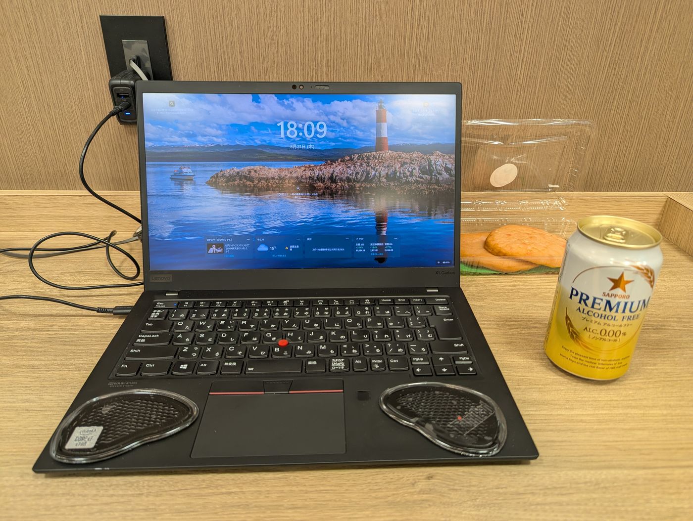 つくね天の紅しょうがとノンアルコールビールとノートパソコン